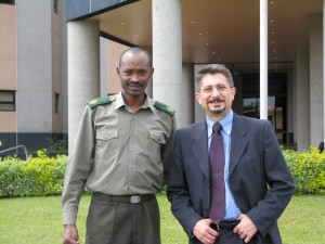 Tenente Colonnello Ndore Rurindda e il prof. Paolo Tripodi davanti a ministero Difesa a Kigali